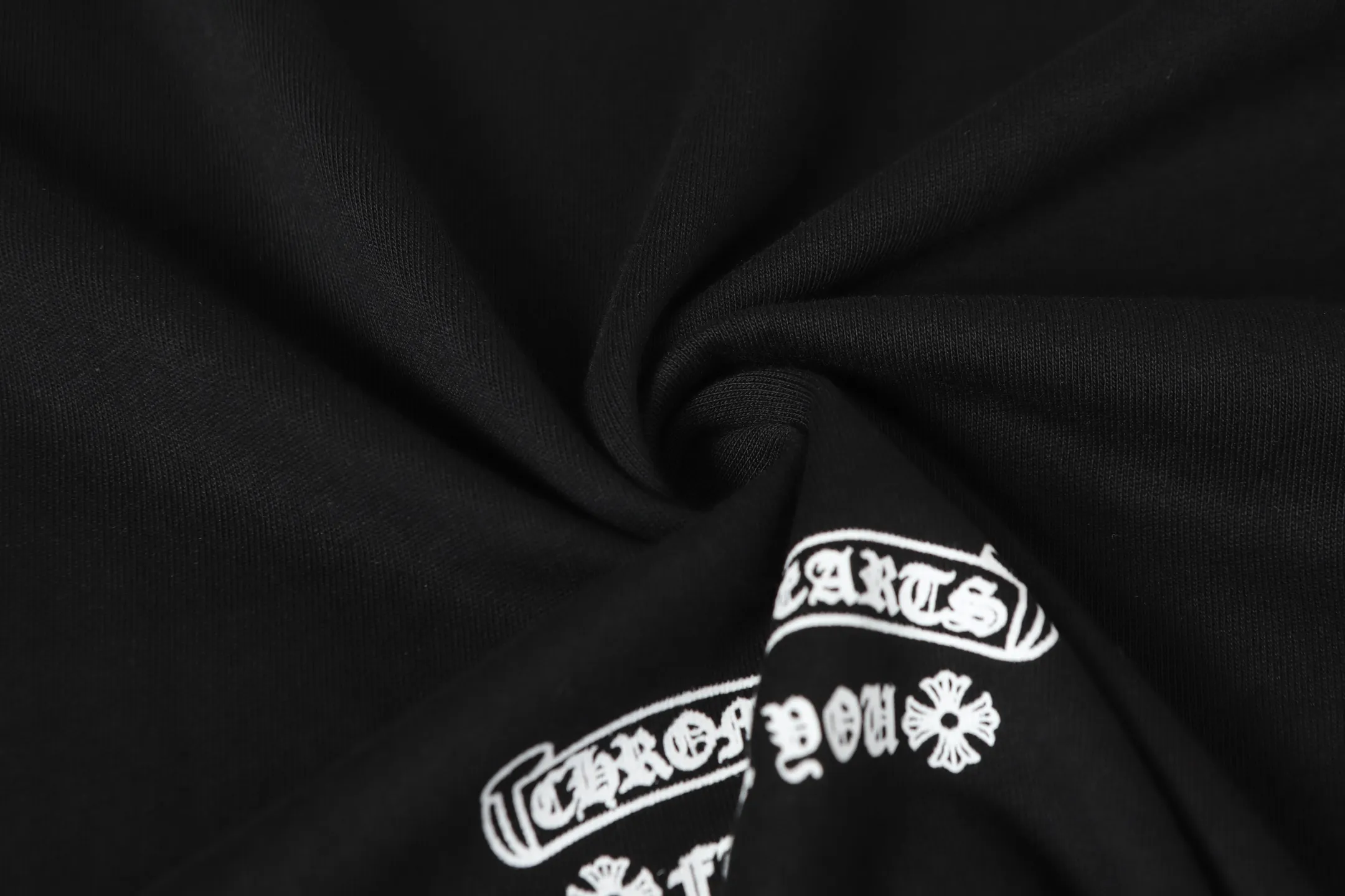 P150 Cross-border model, please do not place an order if you are looking for quality -Chrome Hearts/Chrome Hearts Sanskrit printed popular long-sleeved T-shirt -High weight, high density and high quality. The wool is soft, delicate and skin-friendly. Soft and silky to the touch. Excellent warmth and skin-friendly properties. -Customized weaving and dyeing, no color difference, regardless of fabric or workmanship details. Comparing the ordinary version on the market -Colour: black white -Size: S M L XL